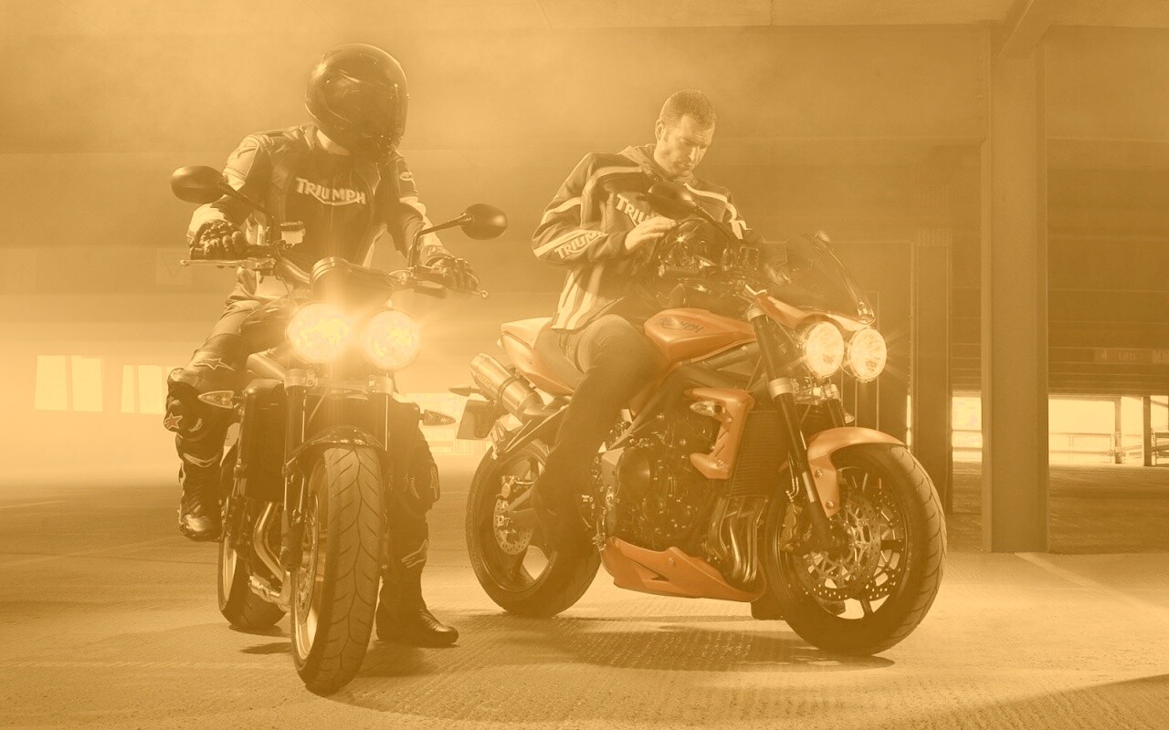 Мотоциклисты на парковке обои