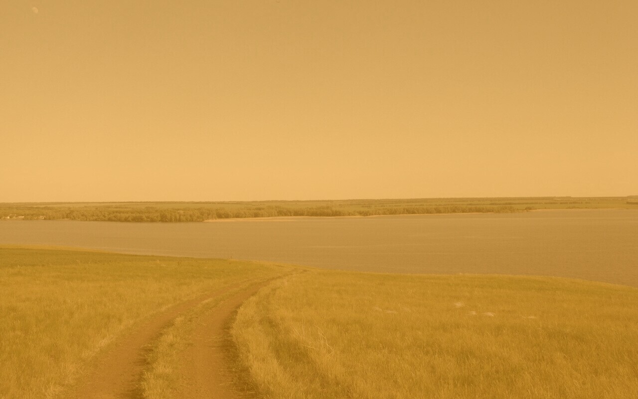 Дорога спускается к воде обои