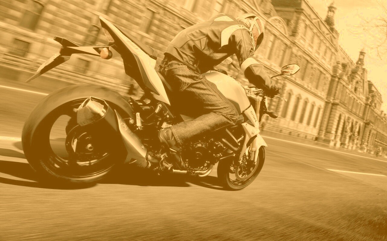 Мотоциклист мчится по городу обои