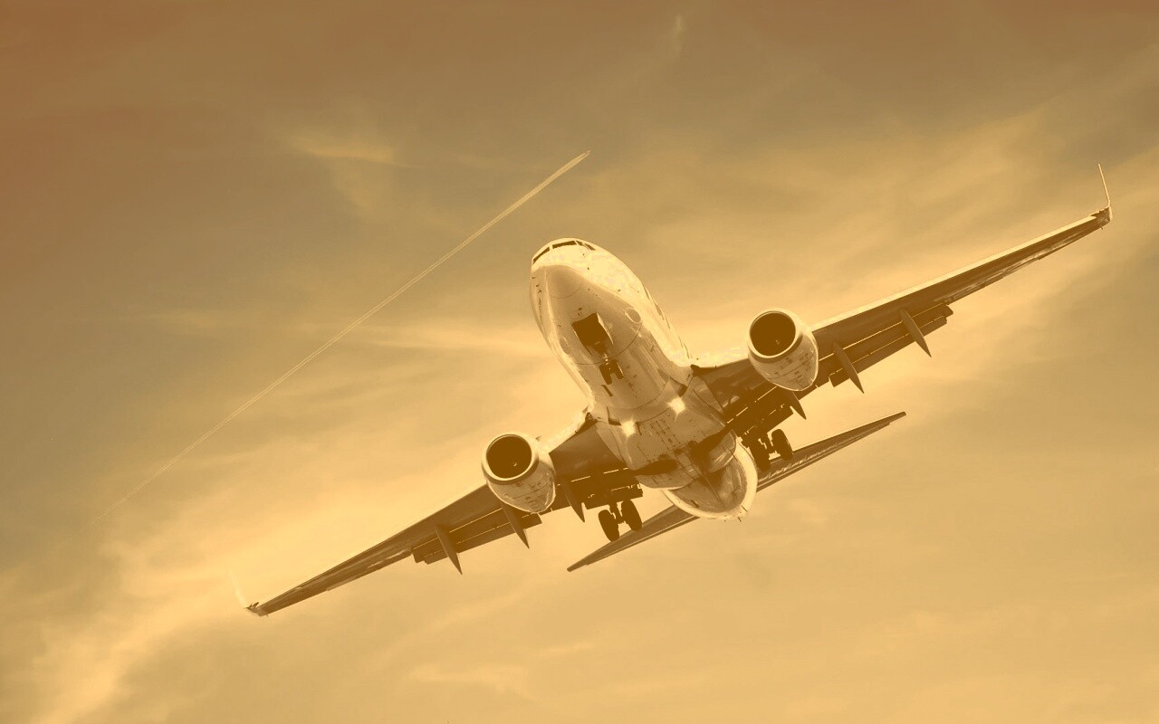 Лайнер в небе обои