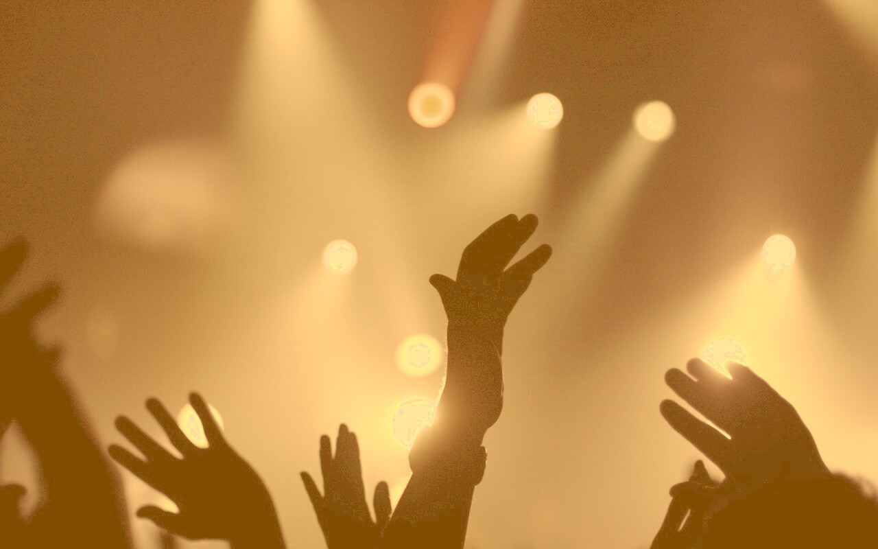 Руки людей на концерте обои