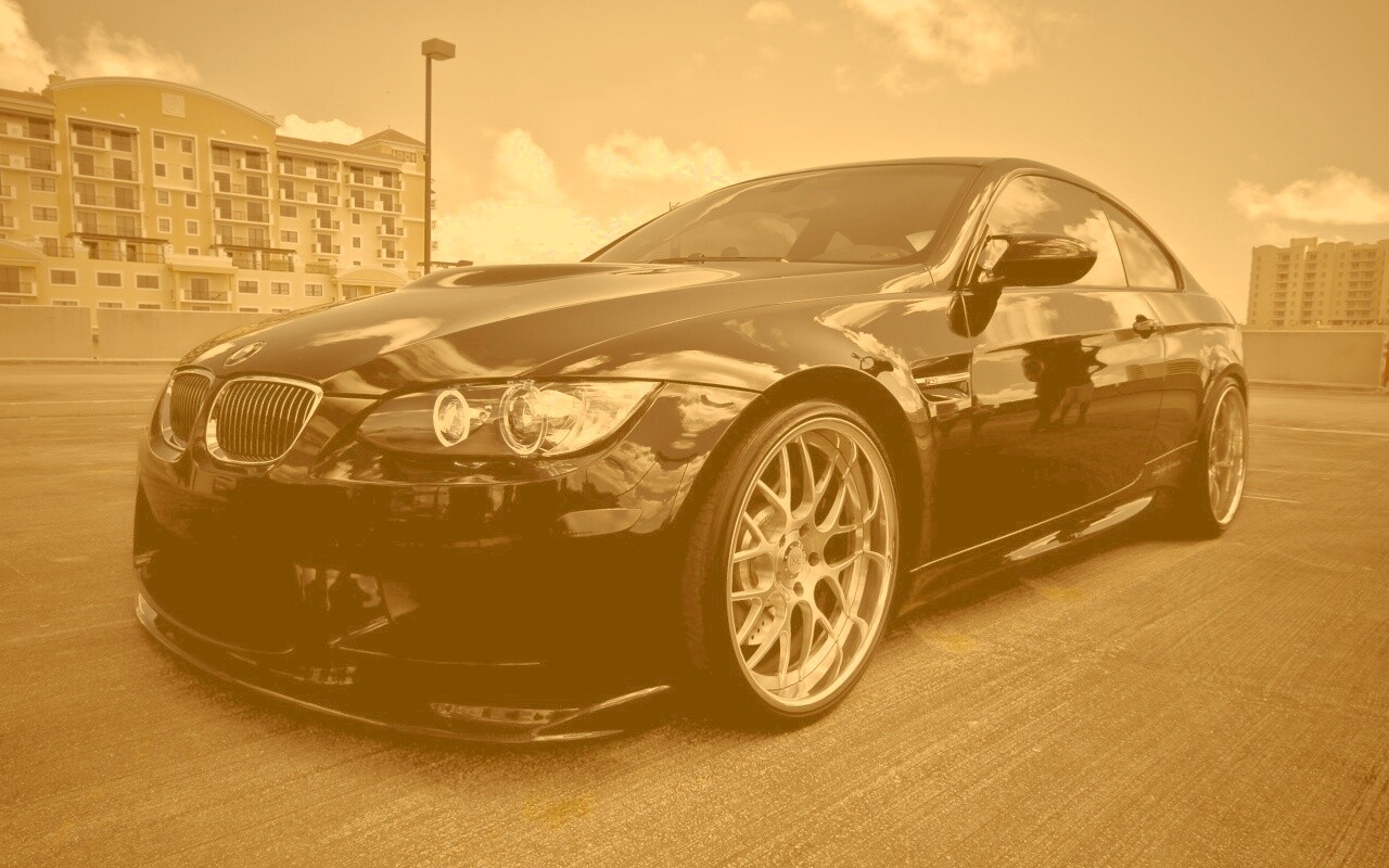 Красивый черный BMW на парковке обои