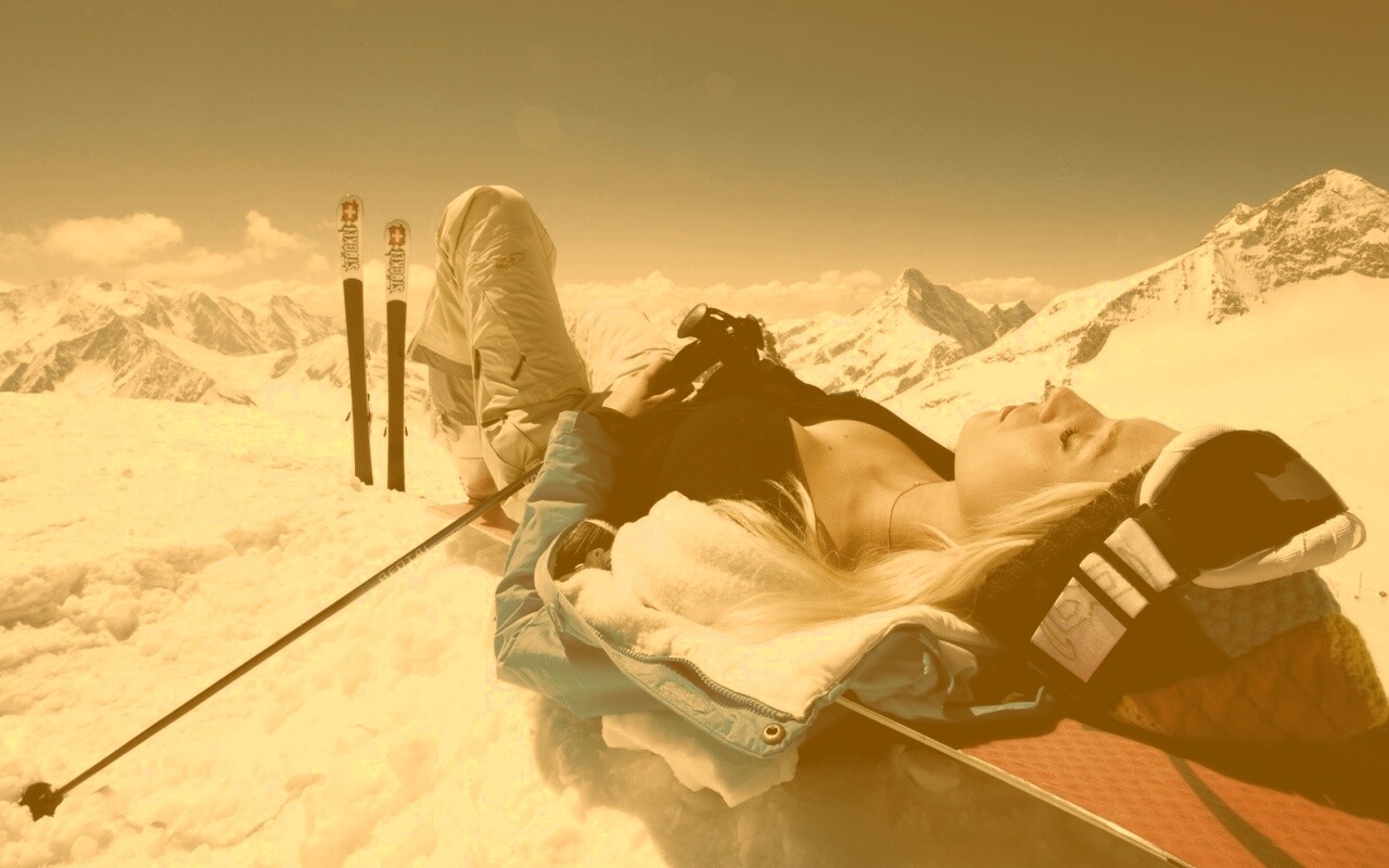 Лыжница отдыхает в горах обои