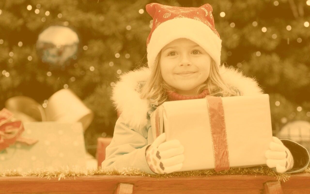 Ребенок с подарком обои