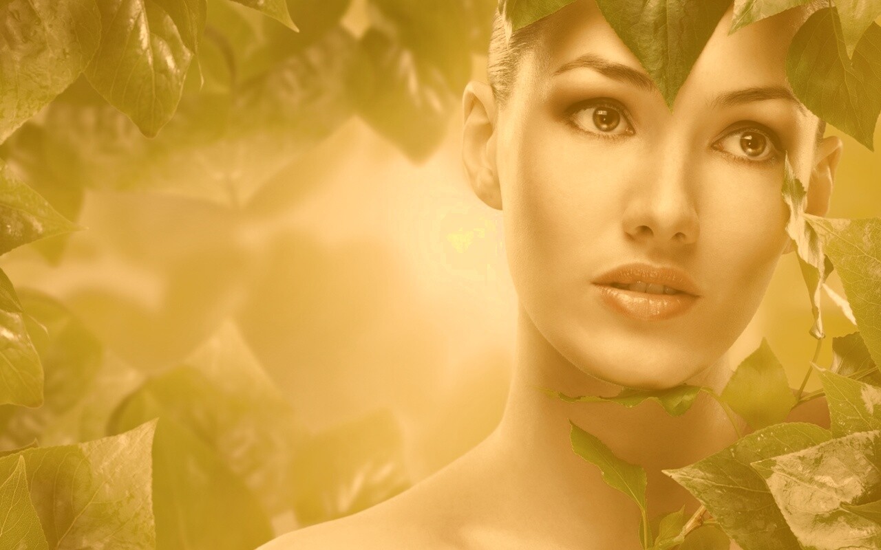 Девушка с зелеными листьями обои