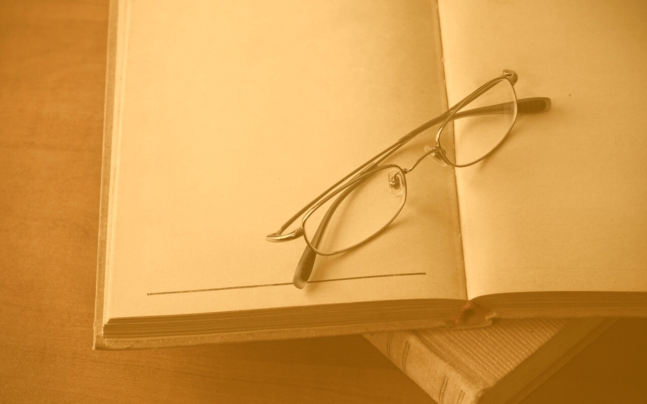 Очки и блокнот обои