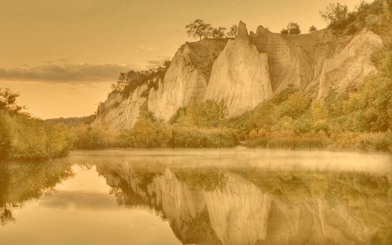 Скалы над озером обои