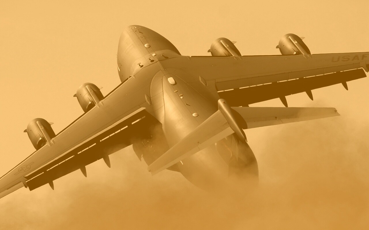 Большой грузовой самолет на взлете обои