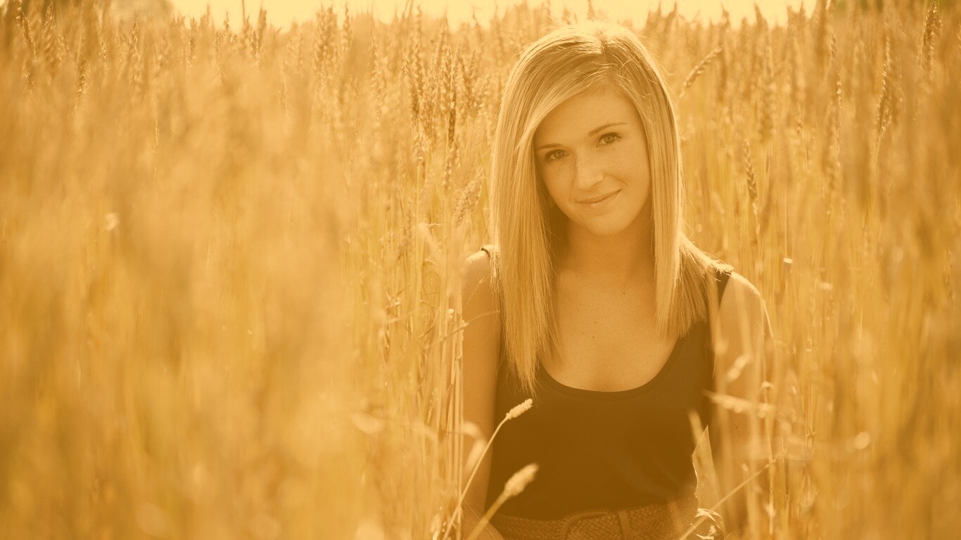 Девушка во ржи обои