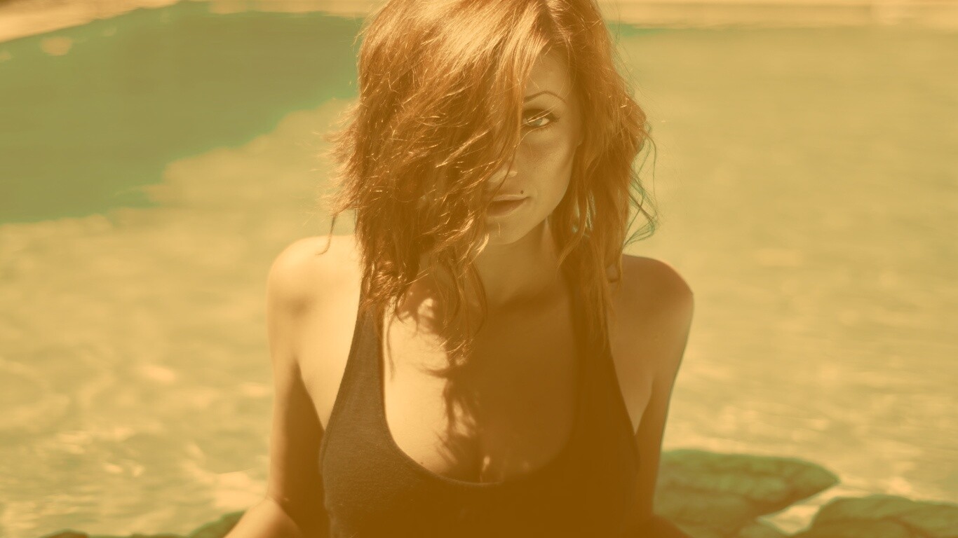 Девушка рядом с бассейном обои