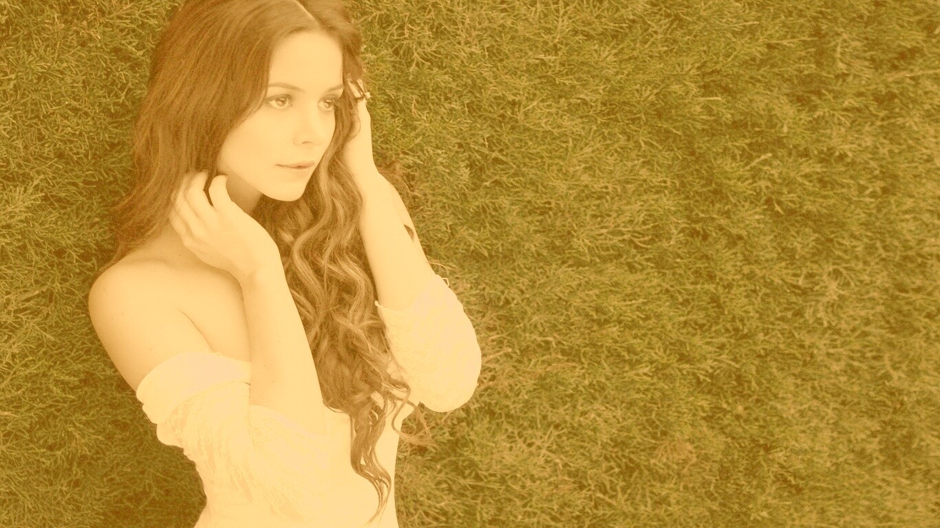 В белом платье обои