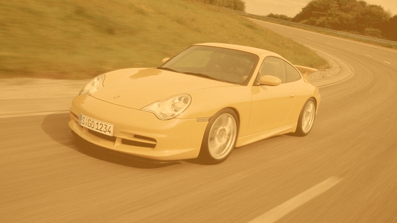 Желтый порш на повороте обои