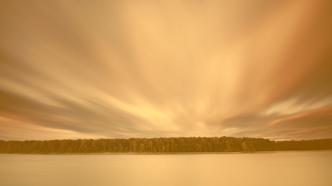 Вечернее небо над озером обои