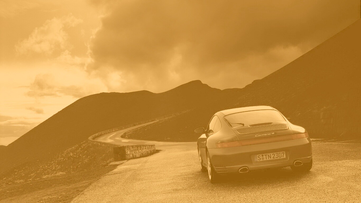 Черный Порше на горной дороге обои