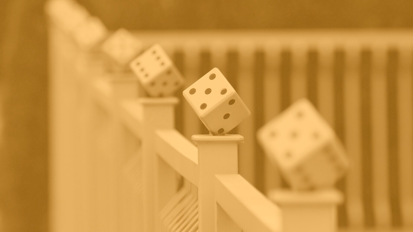 Игральные кости украшающие перила обои