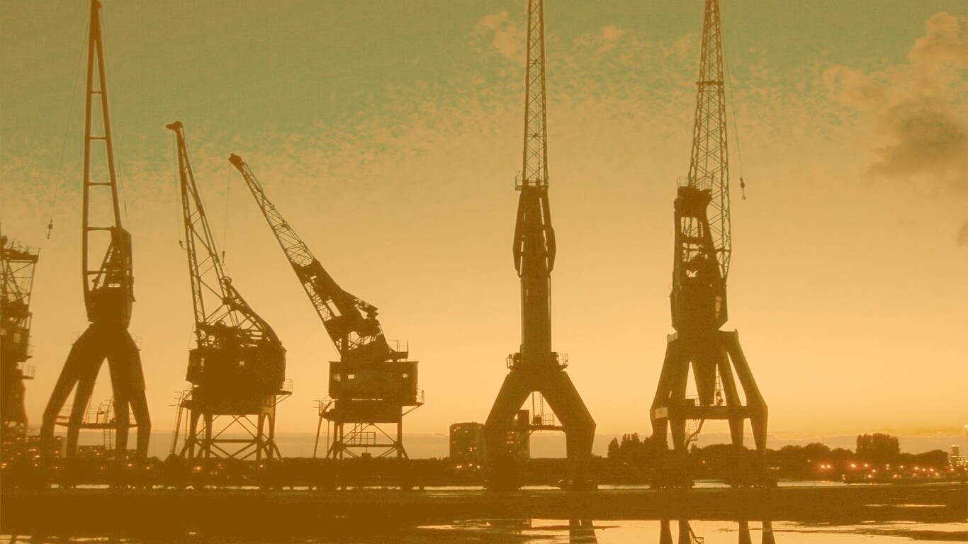 Силуэты портовых кранов обои