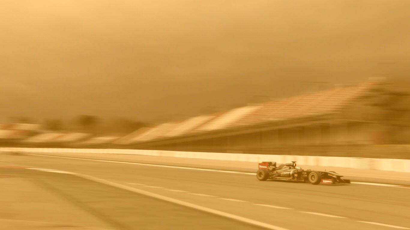 Болид на треке обои