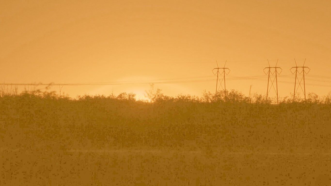 Закат за лесом обои