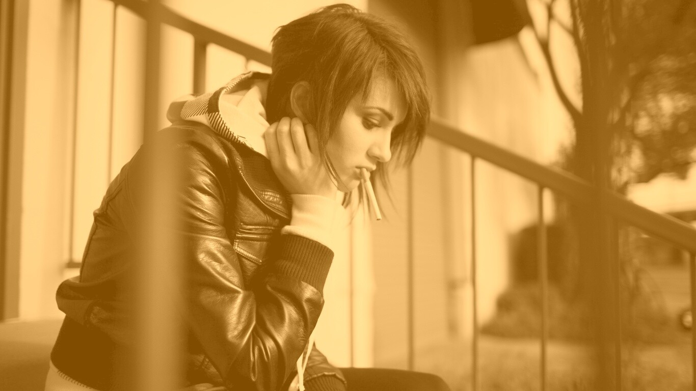 Девушка с сигаретой обои