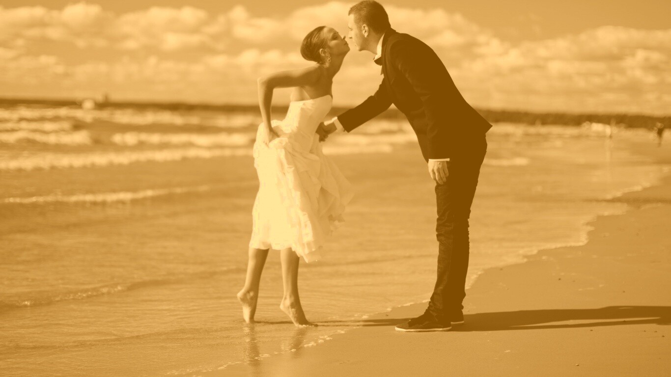 Поцелуй на пляже обои