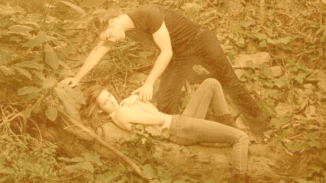 Эдвард и Белла в лесу обои