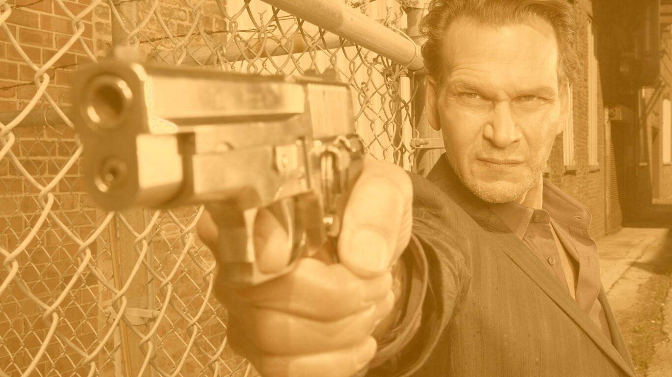 Патрик Суэйзи с пушкой обои