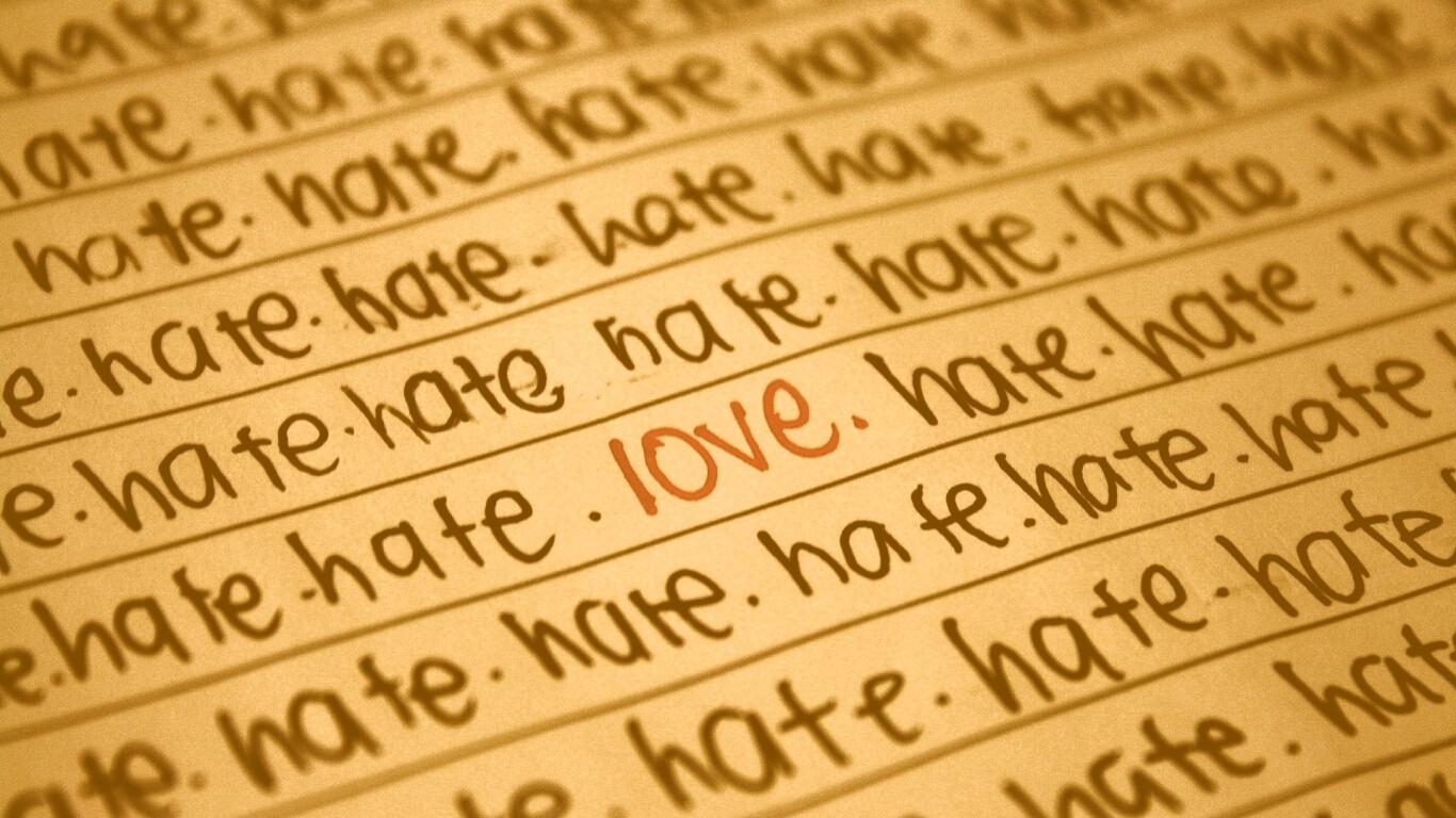 Любовь среди ненависти обои