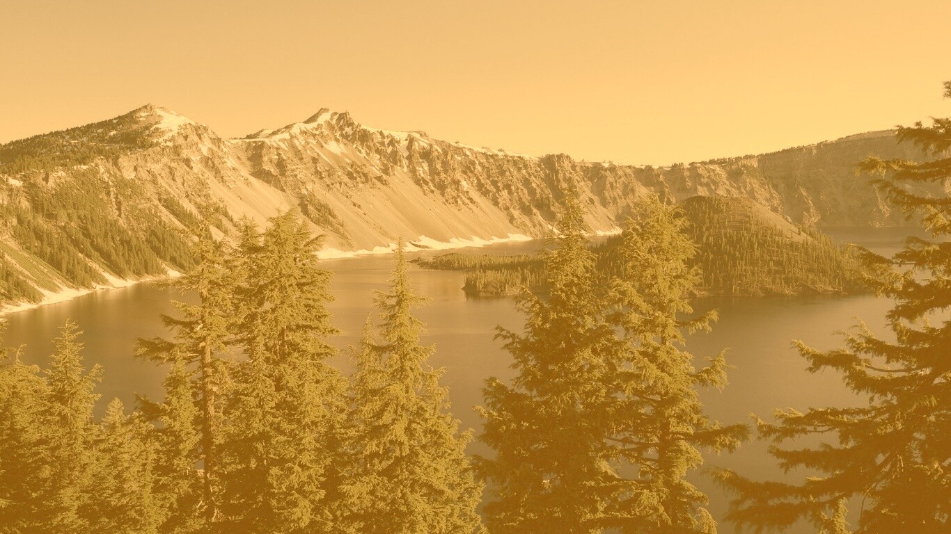 Озеро в кратере обои