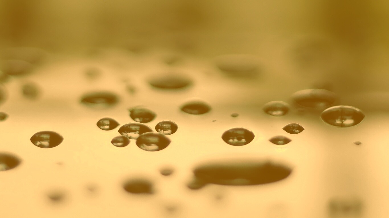 Темные капли на зеркальнйо поверхности обои