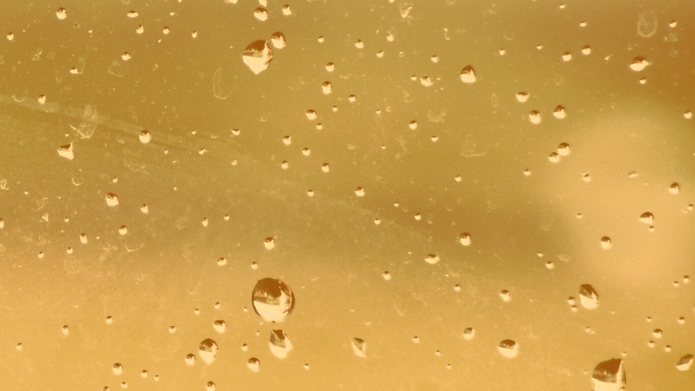 Капли на грязном стекле обои