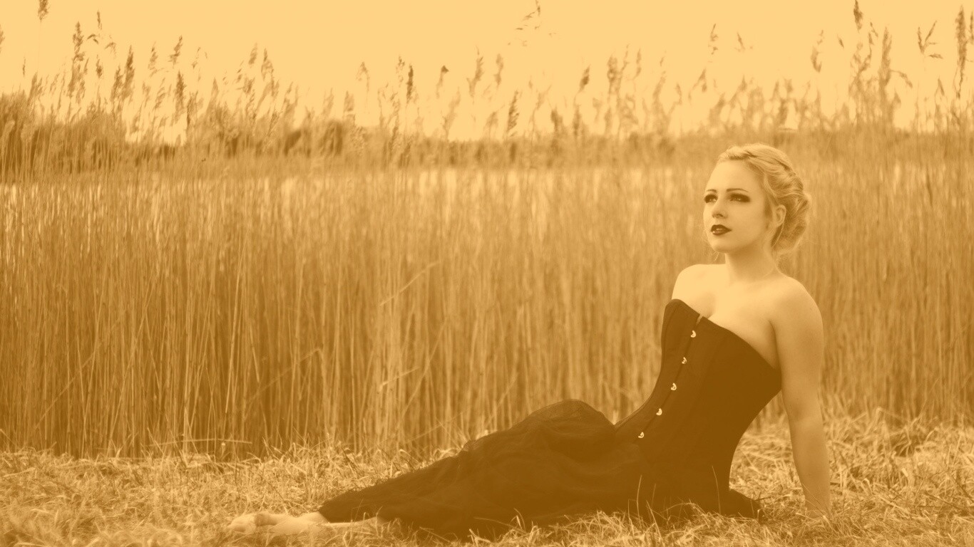 Девушка на траве в черном корсете обои