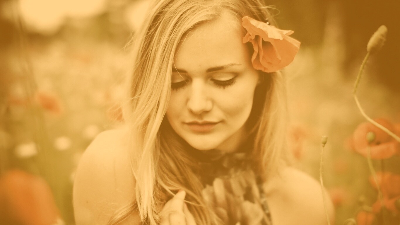 Блондинка в маках обои