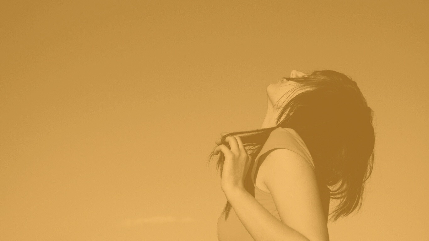 Взгляд брюнетки в небо обои