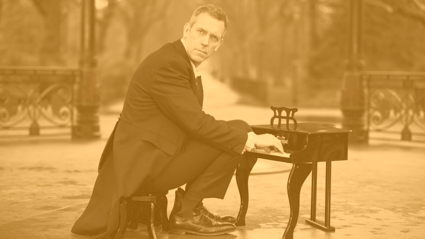 Хью Лори за маленьким роялем обои
