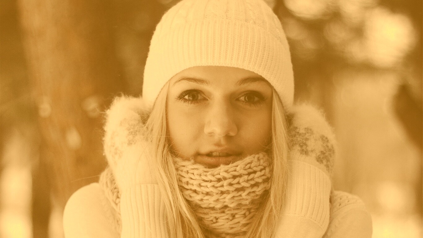 Девушка в белом в снежном лесу обои