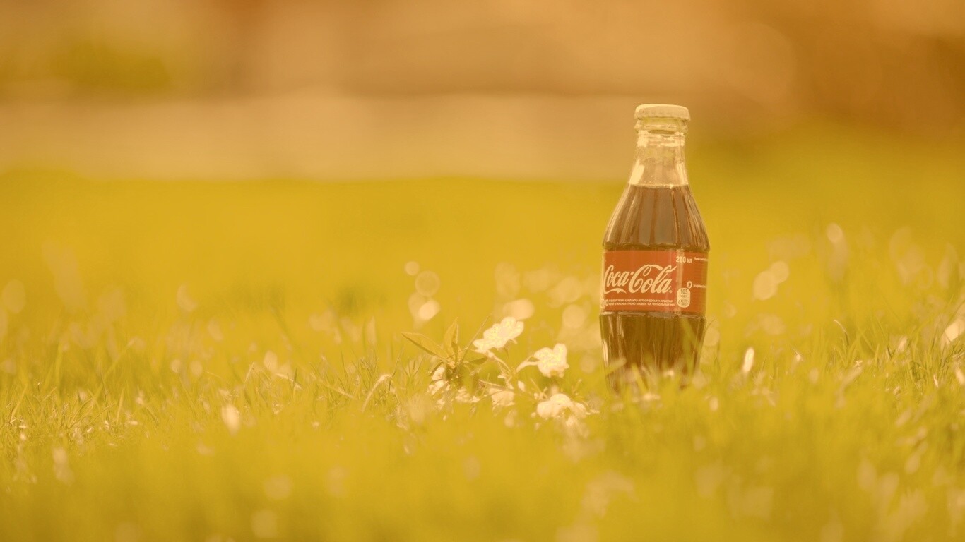 Кока-Кола на траве обои