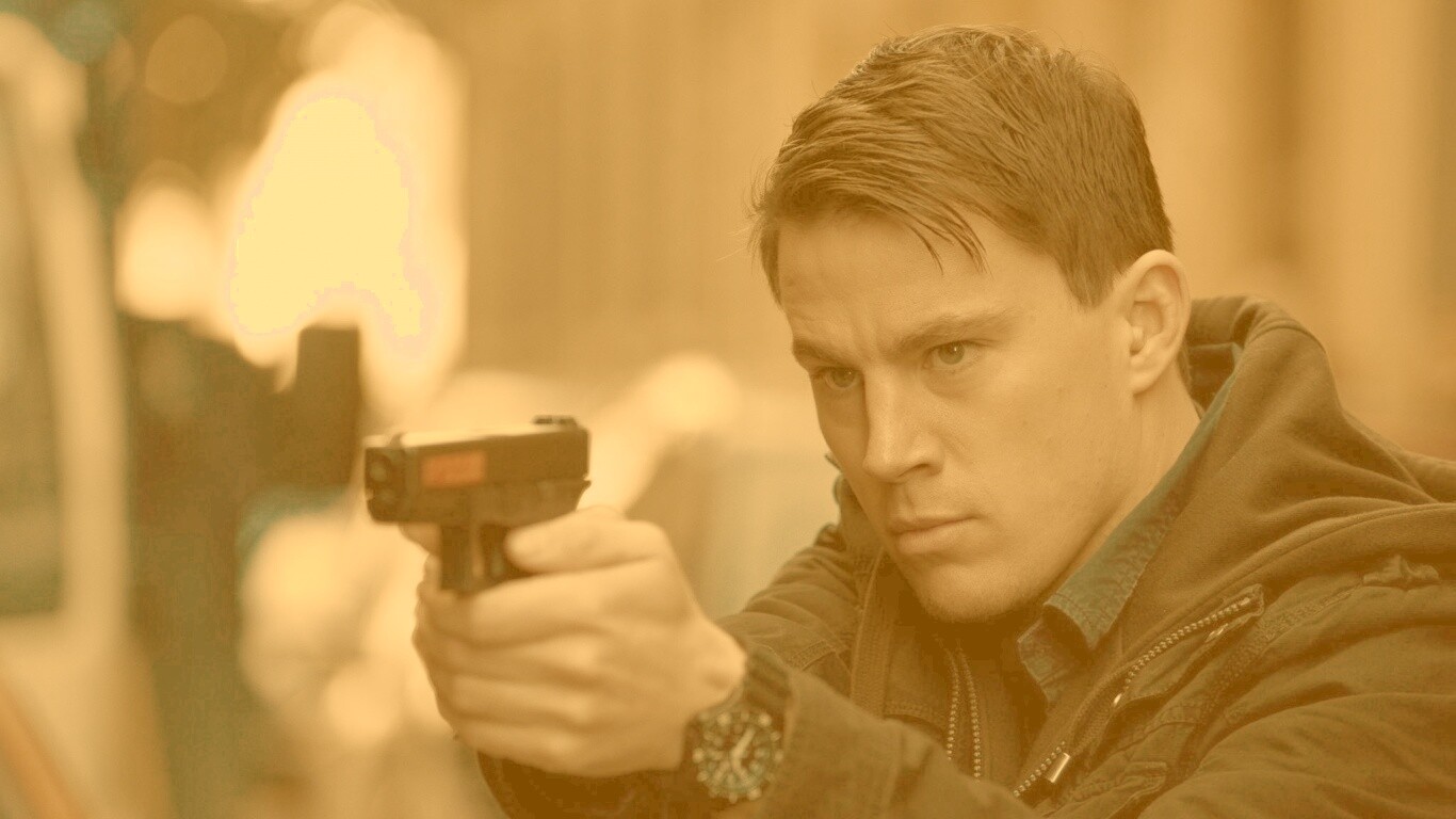 Ченнинг Татум с пистолетом обои