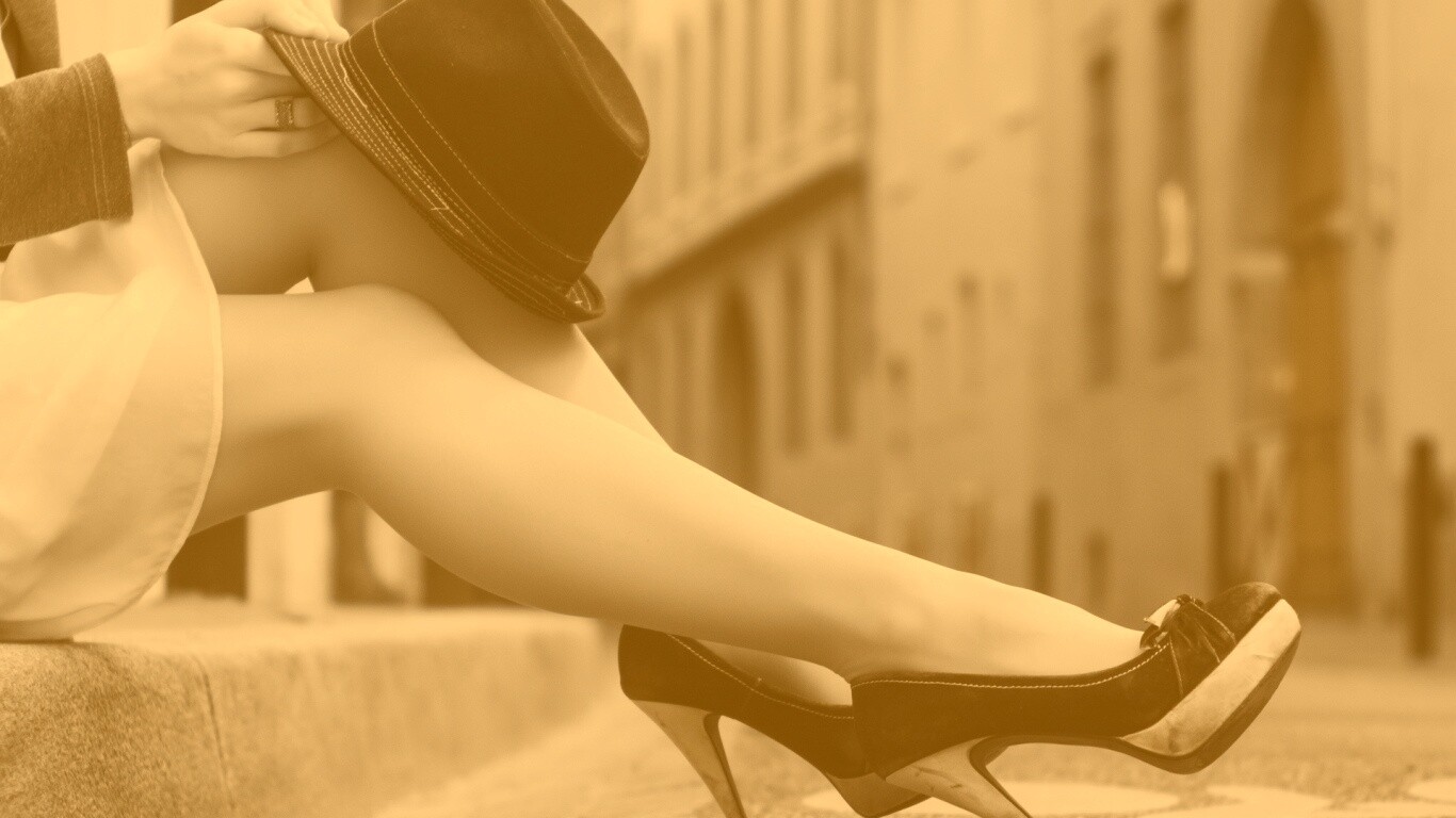 Сидящая на тротуаре обои