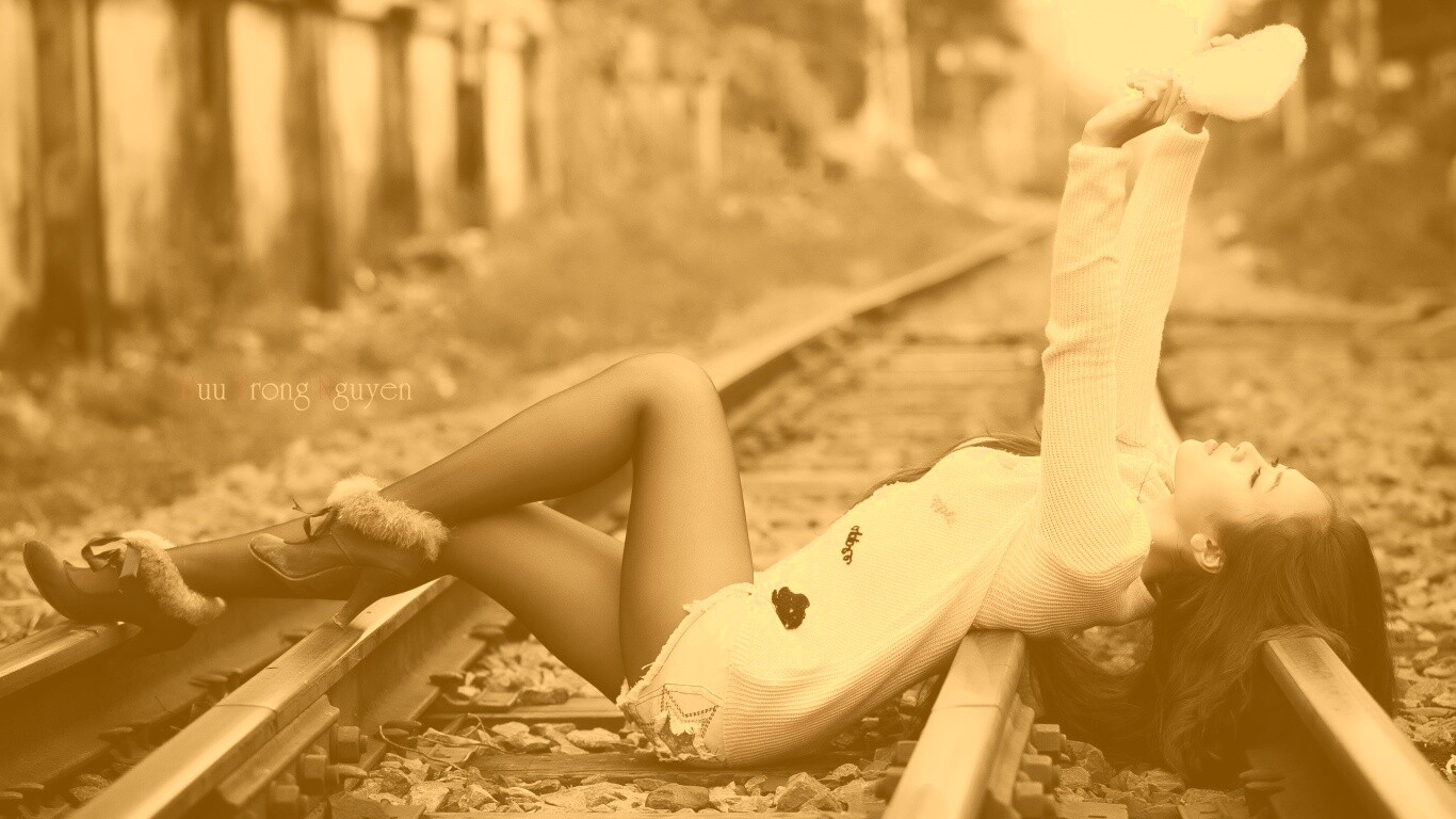 Модель на железнодорожных путях обои