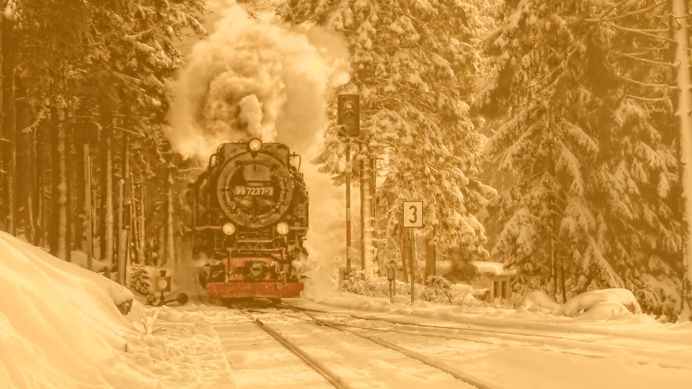 Паровоз в димнем лесу обои
