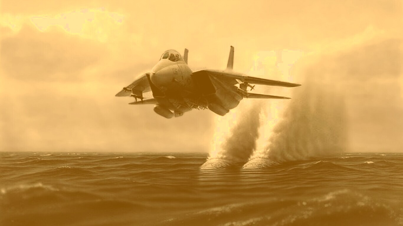Истребитель над водой обои