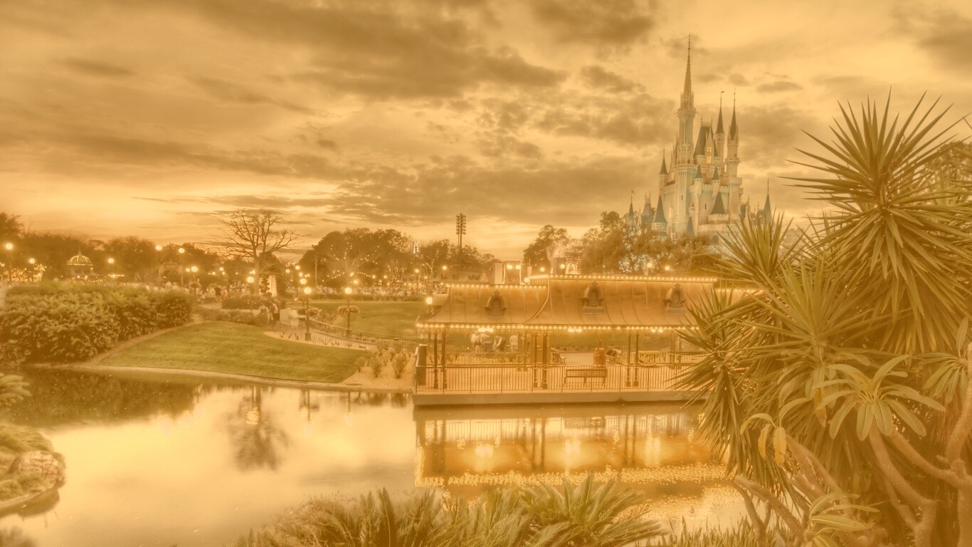 Диснеёленд вечером обои
