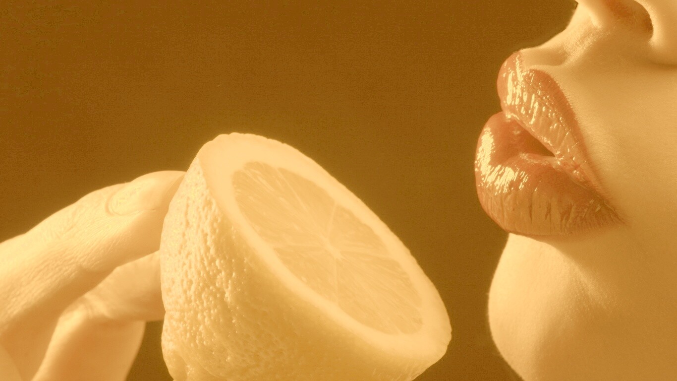 Лимон и губы обои