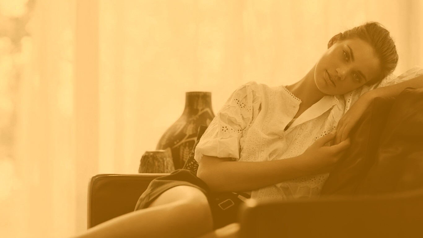 Девушка на диване обои