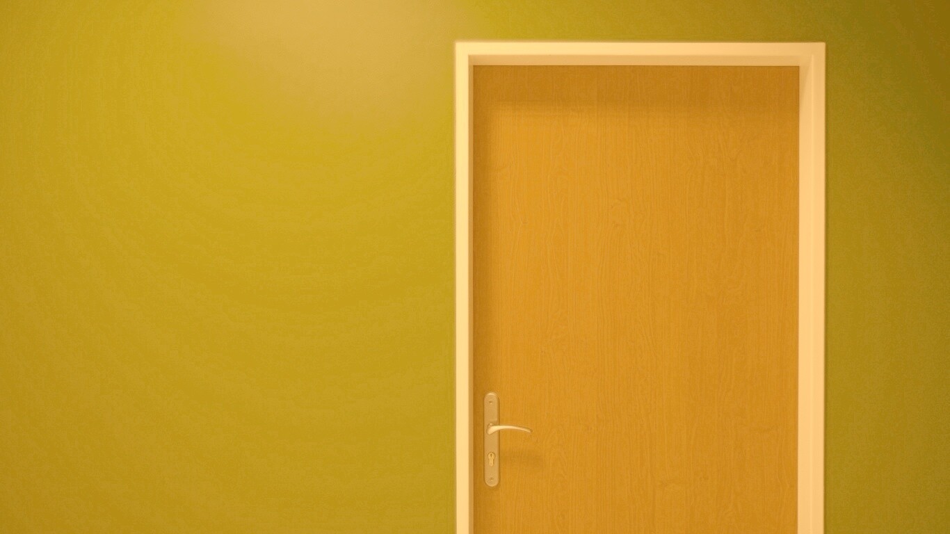 Дверь в стене обои