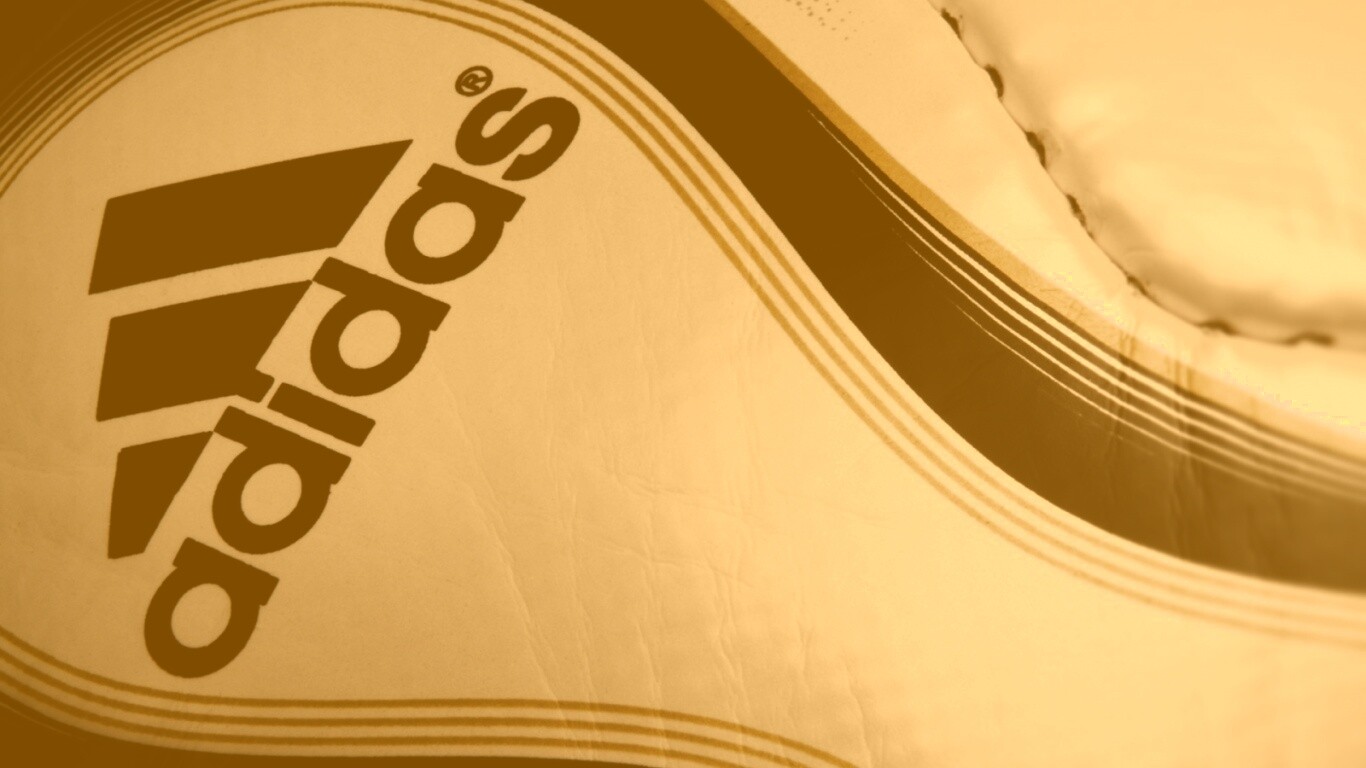 Мяч с логотипом Adidas обои