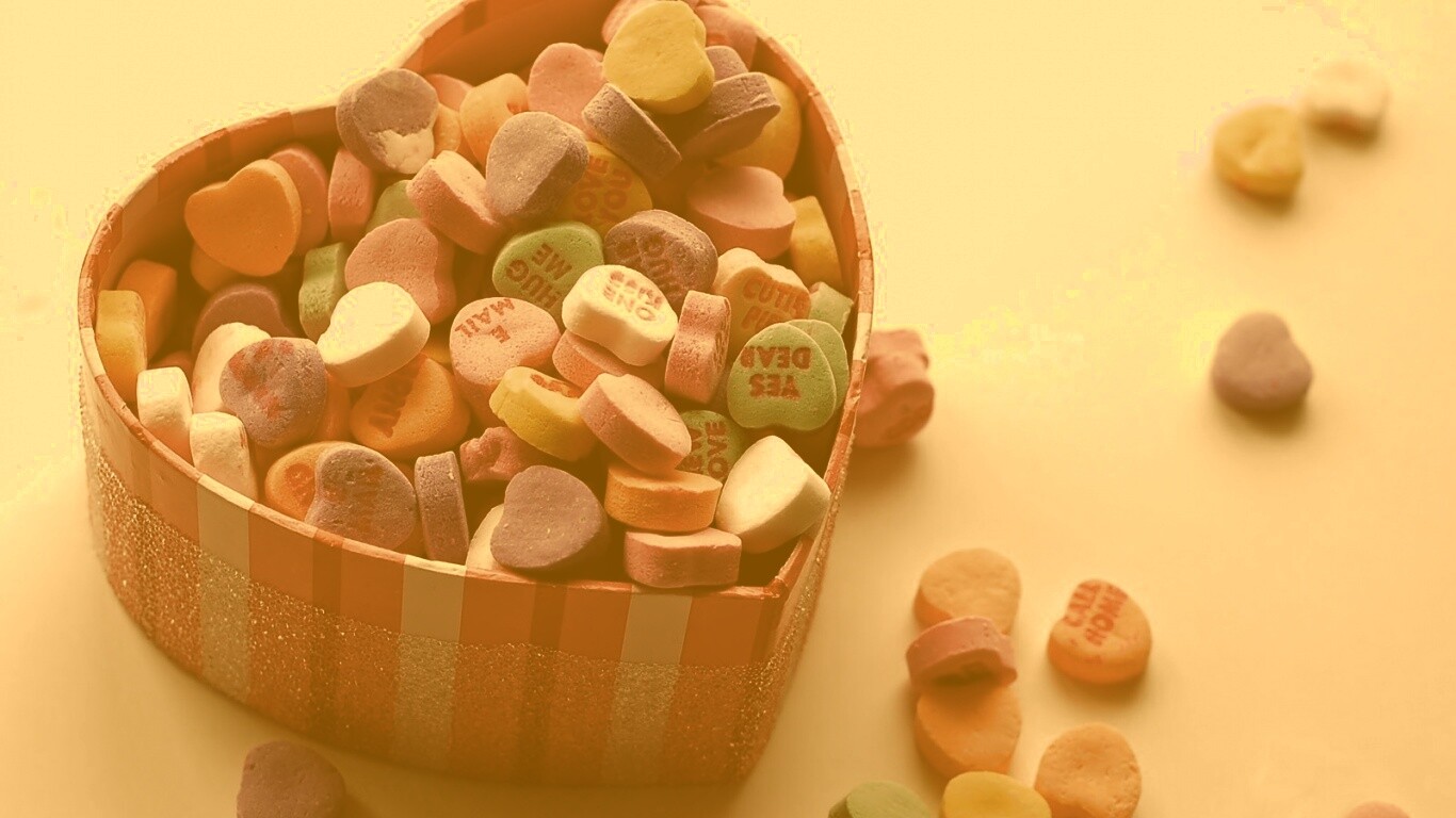 Конфеты в форме сердца обои