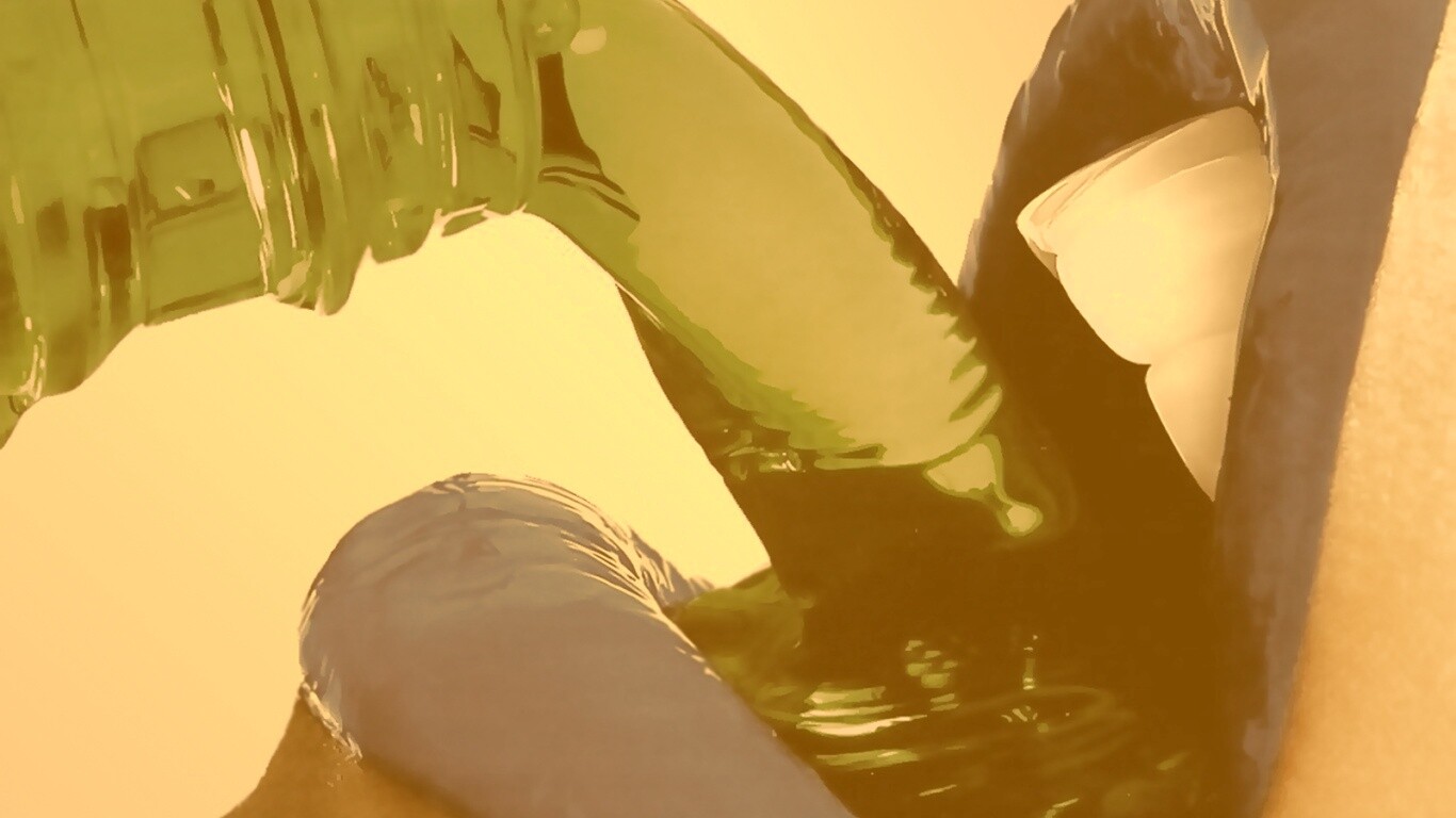 Пьющая девушка обои