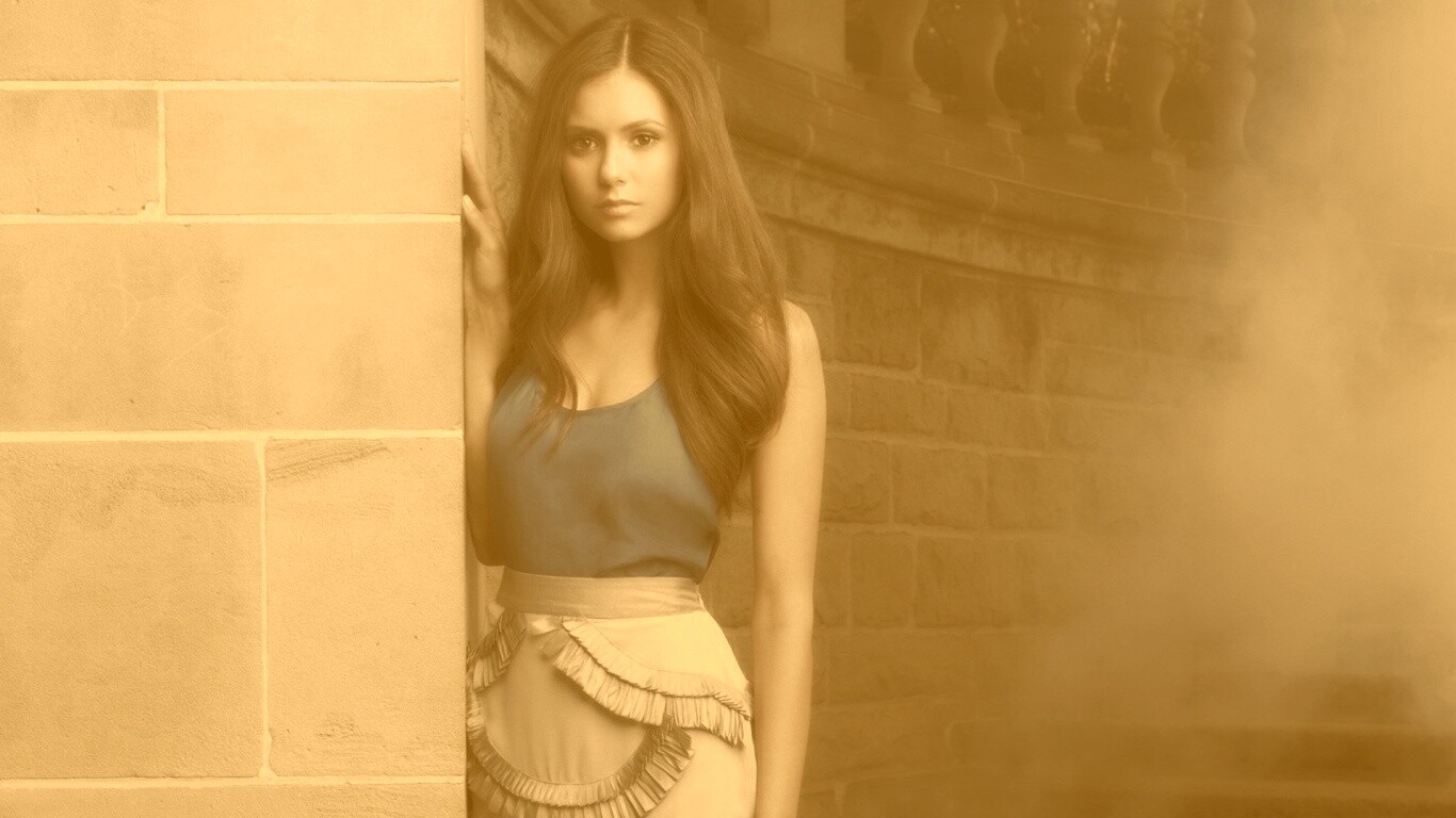 Девушка на лестнице обои