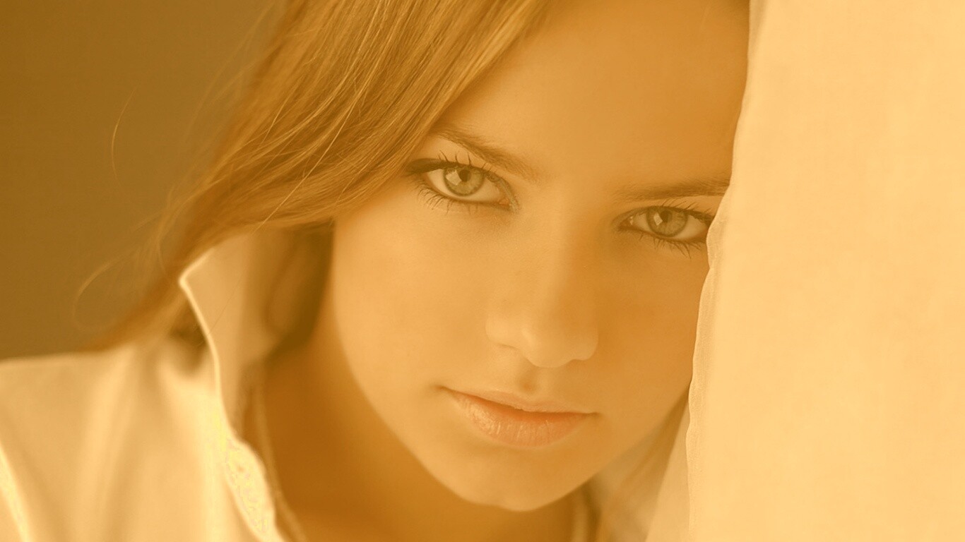 Красивая молодая девушка обои